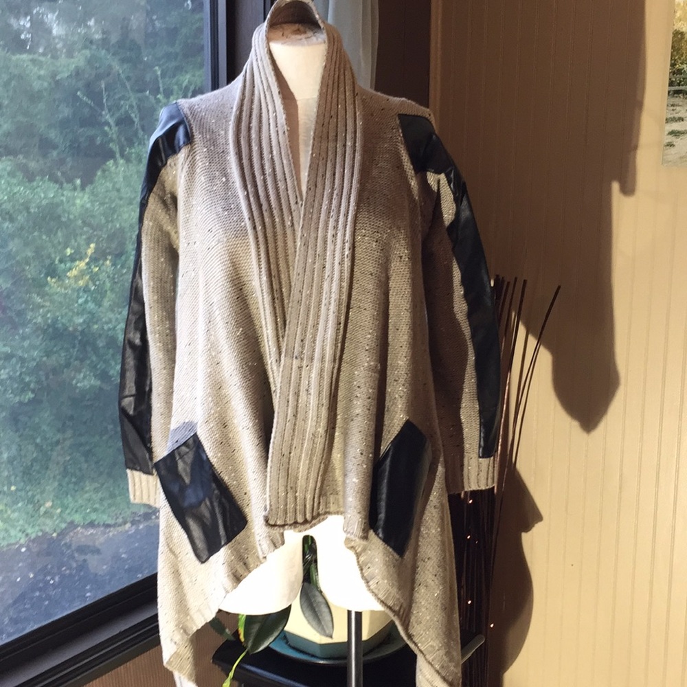 Yaira cardigan size‎ medium tan/black